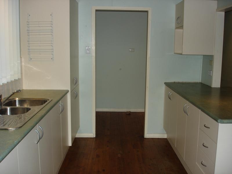 8 Bayview Ave, East Gosford NSW 2250