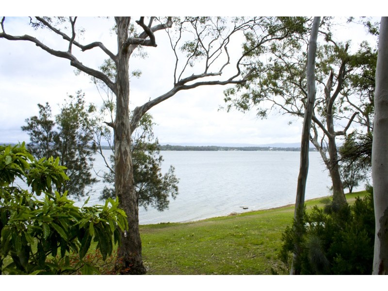 2 Omaru Place, Summerland Point NSW 2259