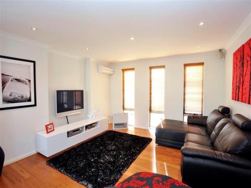 2b Challenger Place, Melville WA 6156