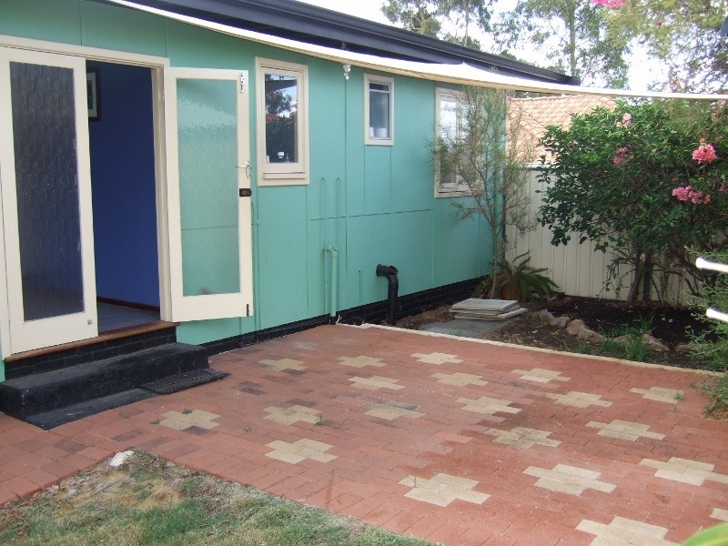 18 Andrews Rd, Wilson WA 6107