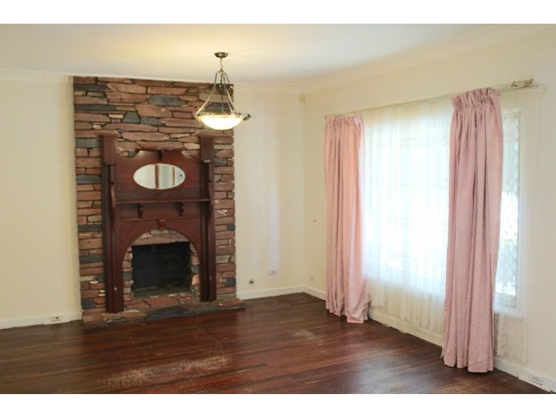 28 Woodhams St, Willagee WA 6156
