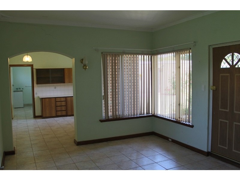 28 Woodhams St, Willagee WA 6156