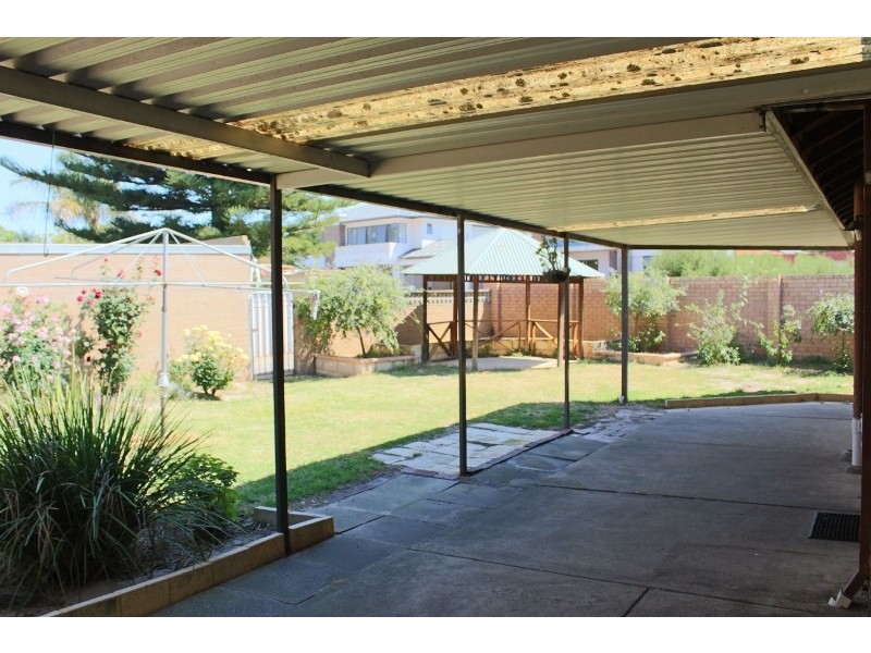 28 Woodhams St, Willagee WA 6156