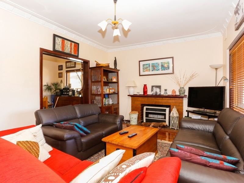 28 Ivermey St, Hamilton Hill WA 6163