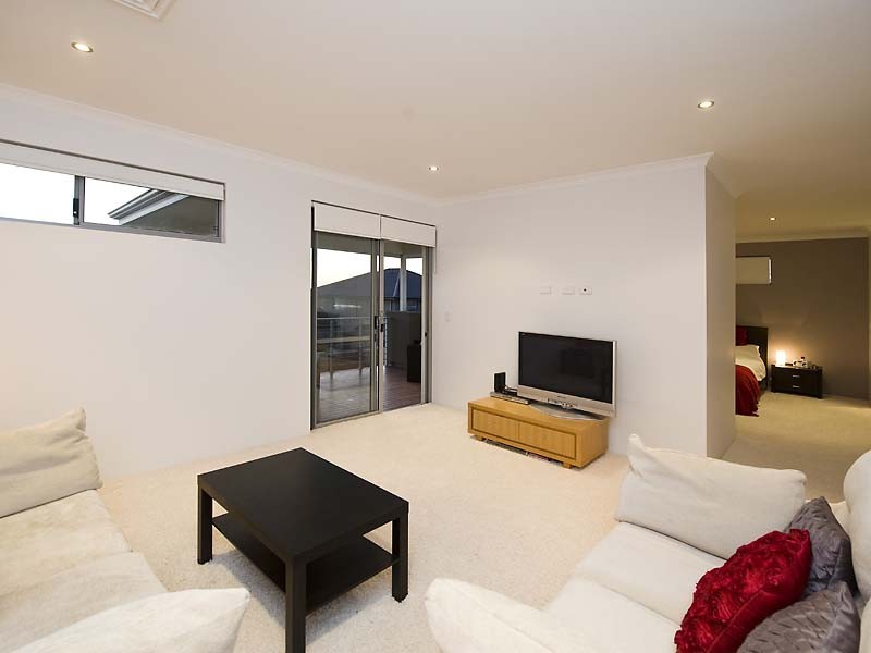 7 Seabird Bend, Jindalee WA 6036