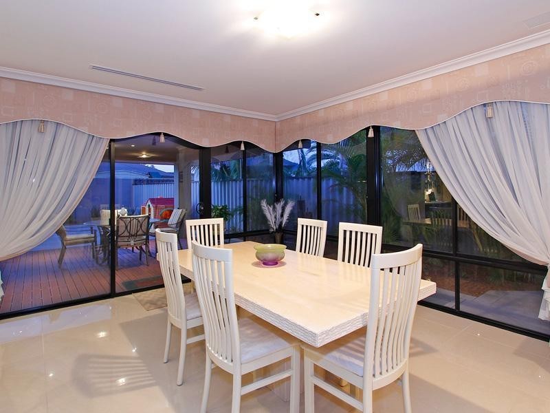 24 Hampshire Drive, Jindalee WA 6036