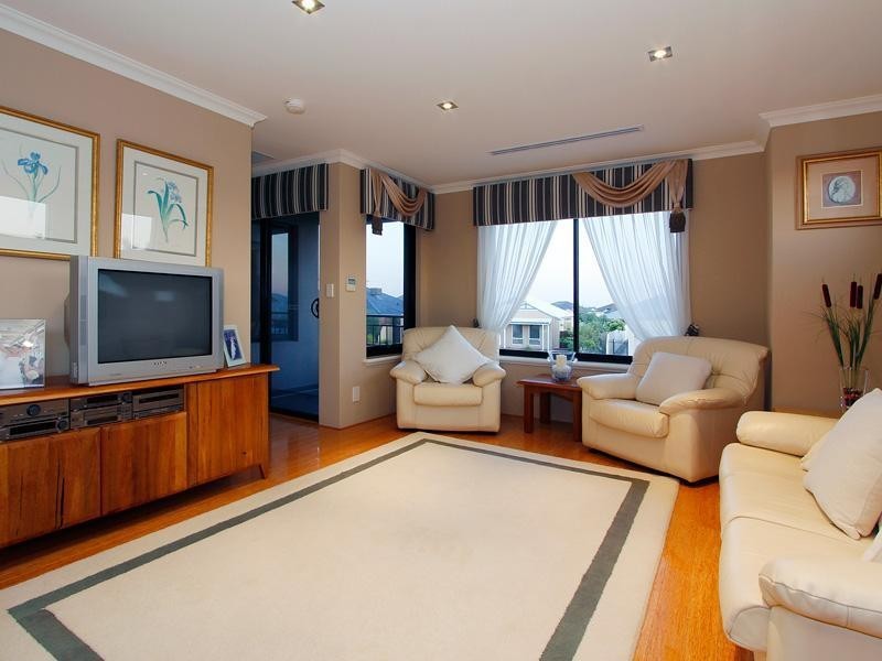 24 Hampshire Drive, Jindalee WA 6036