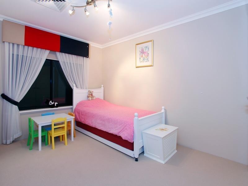 24 Hampshire Drive, Jindalee WA 6036