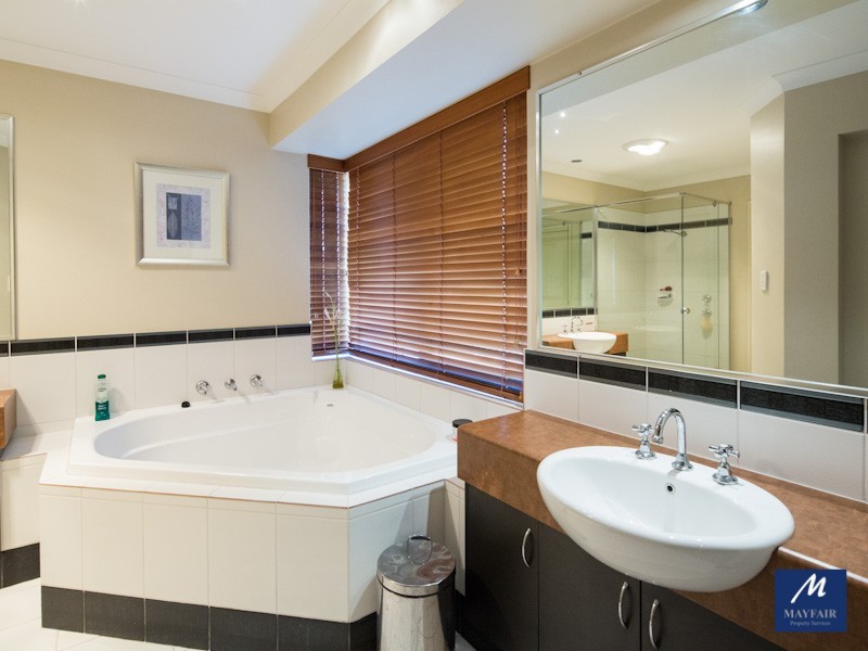 8 Hampshire Drive, Jindalee WA 6036