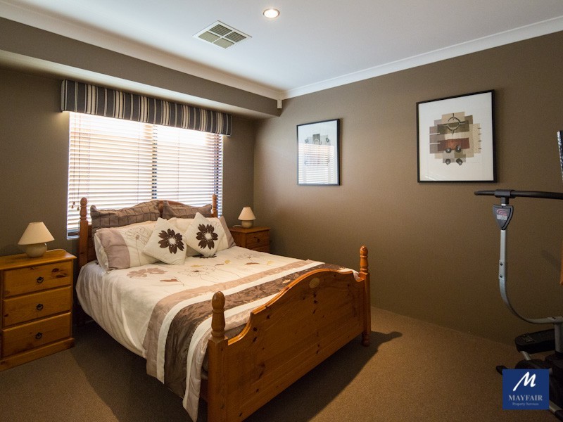 8 Hampshire Drive, Jindalee WA 6036