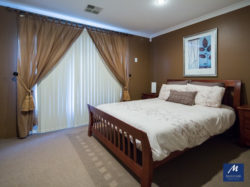 8 Hampshire Drive, Jindalee WA 6036