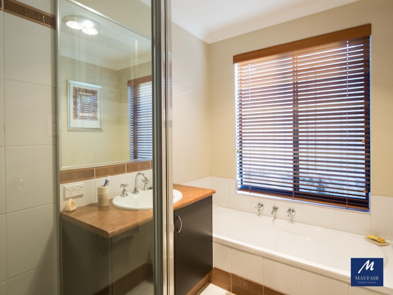8 Hampshire Drive, Jindalee WA 6036