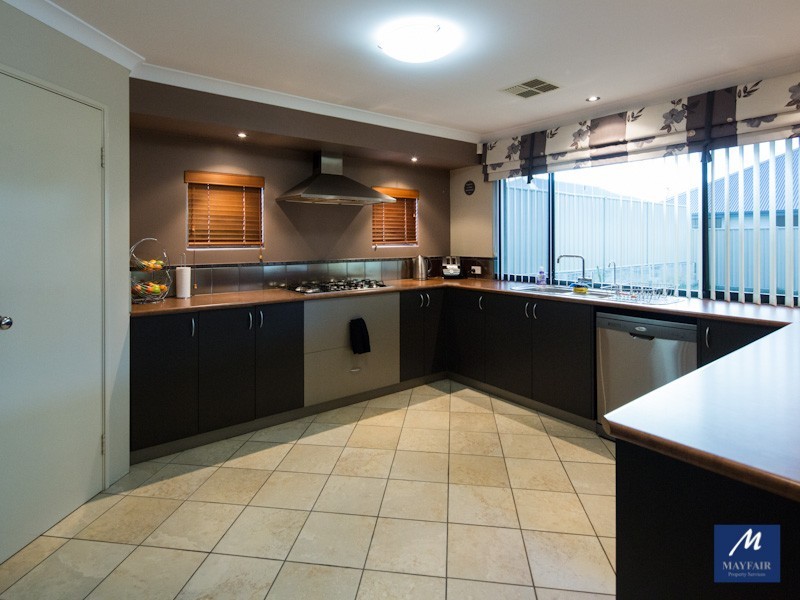 8 Hampshire Drive, Jindalee WA 6036