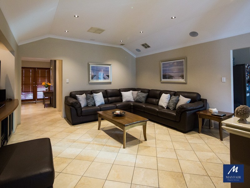 8 Hampshire Drive, Jindalee WA 6036