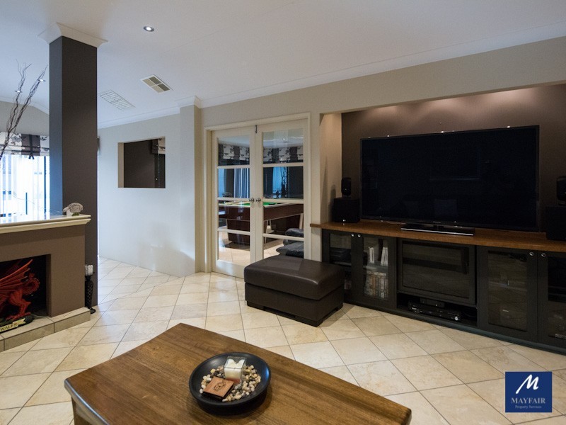 8 Hampshire Drive, Jindalee WA 6036