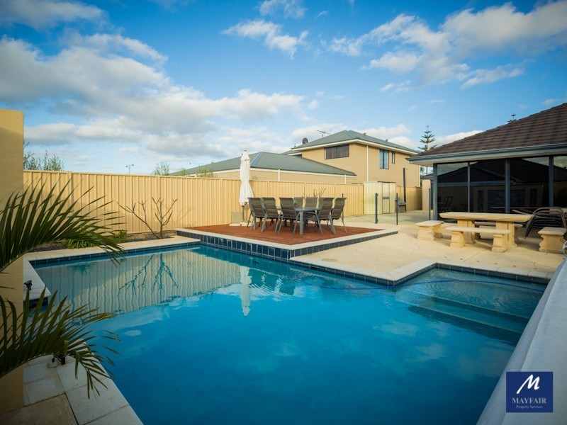 8 Hampshire Drive, Jindalee WA 6036