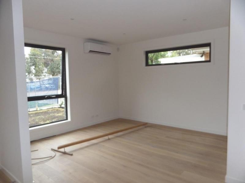 1/4 Essex Street, Pascoe Vale VIC 3044