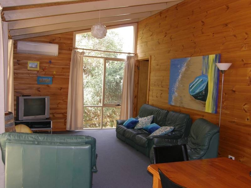 10 PANDORA AVENUE, Venus Bay VIC 3956