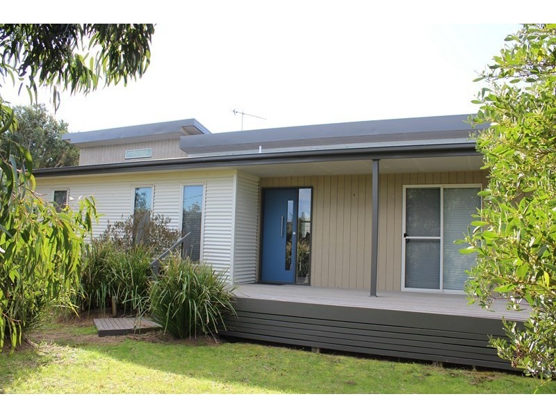 4 BRADLEY AVENUE, Venus Bay VIC 3956