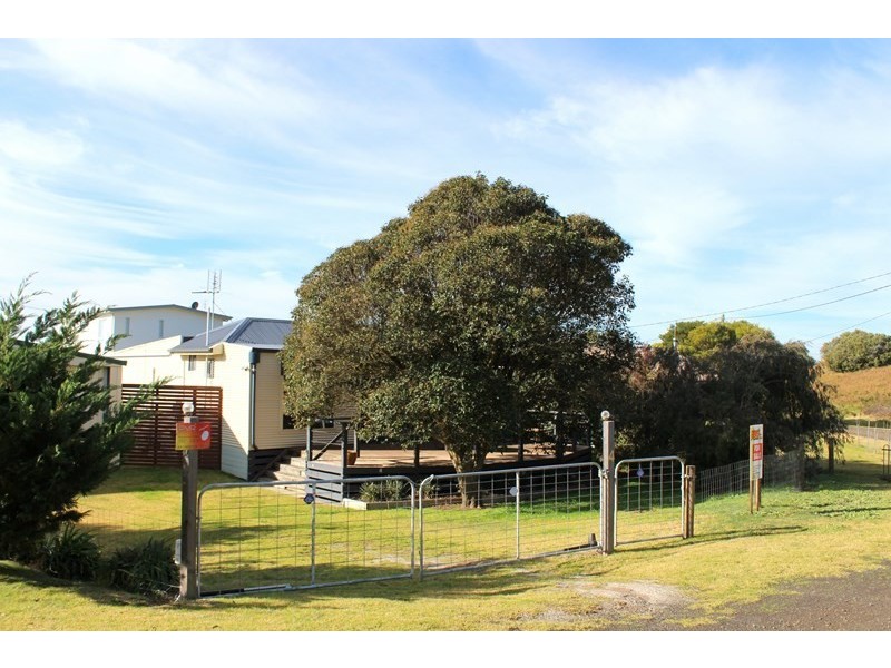 4 MERKANI AVENUE, Venus Bay VIC 3956