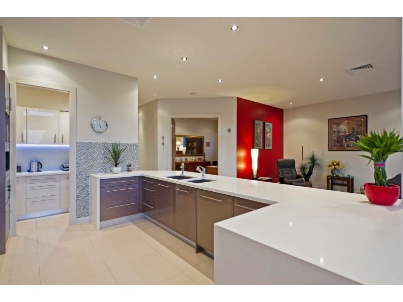 4002 The Boulevarde, Benowa QLD 4217