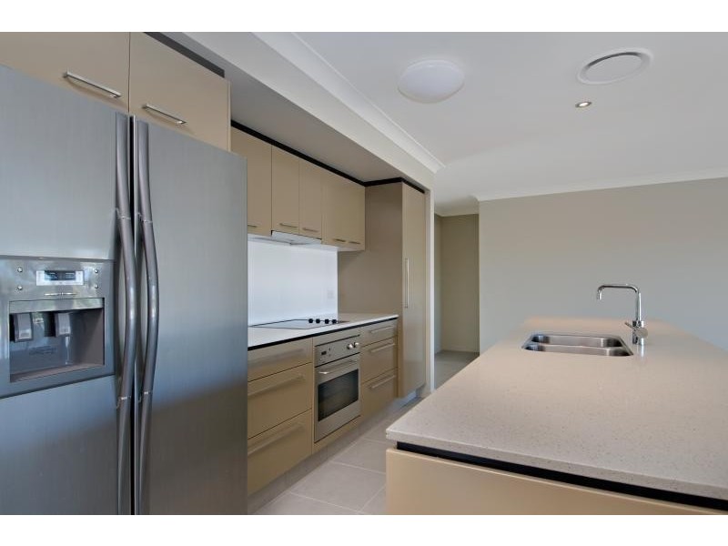 10 Meredith Drive, Broadbeach Waters QLD 4218