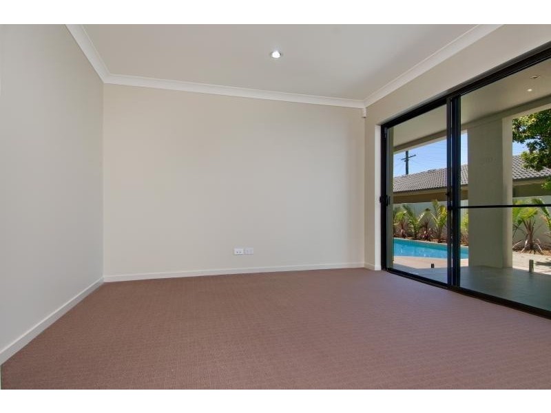 10 Meredith Drive, Broadbeach Waters QLD 4218