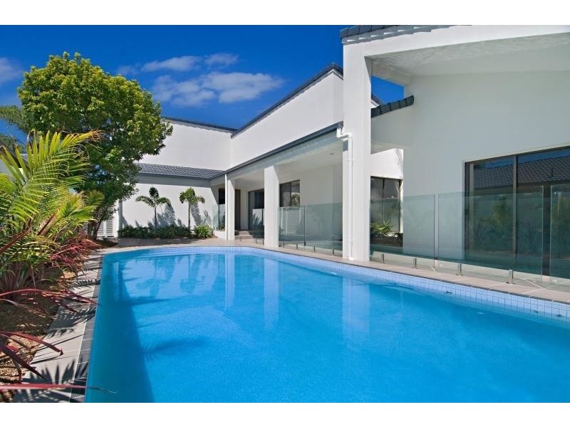 10 Meredith Drive, Broadbeach Waters QLD 4218