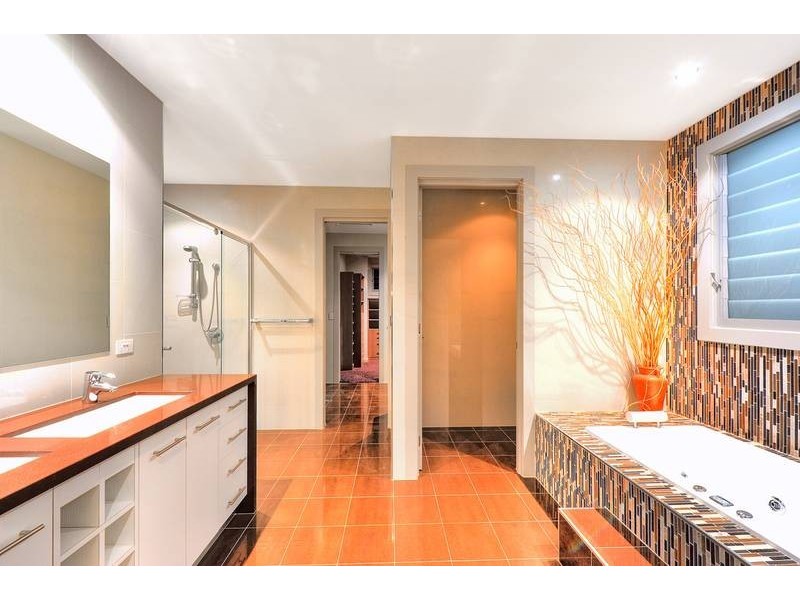 3028 The Boulevarde, Benowa QLD 4217