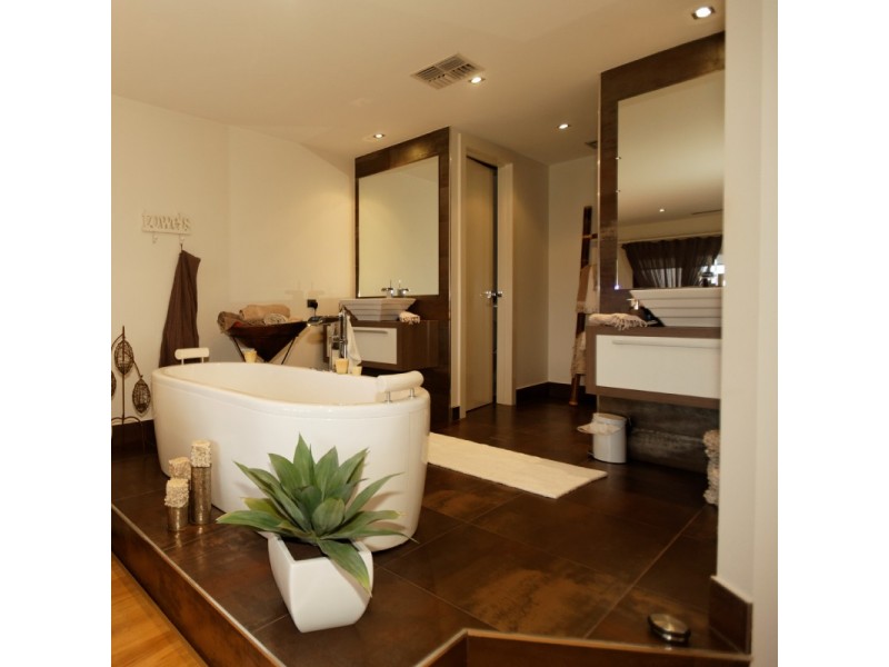 8010B Vista Drive, Ashmore Rd, Benowa QLD 4217