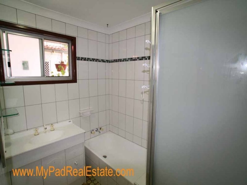 72 Peverell St, Hillcrest QLD 4118