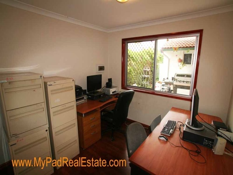 72 Peverell St, Hillcrest QLD 4118