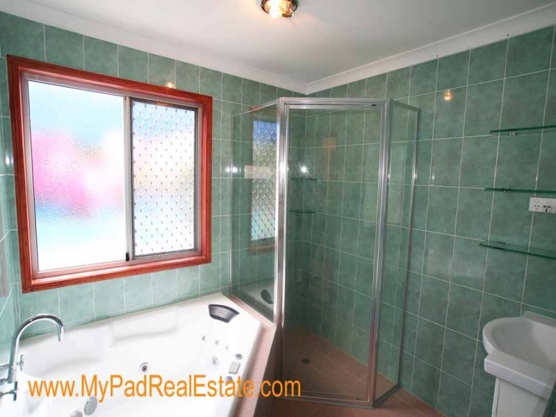 72 Peverell St, Hillcrest QLD 4118