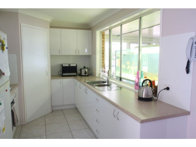 11 Windsong Ct, Hillcrest QLD 4118