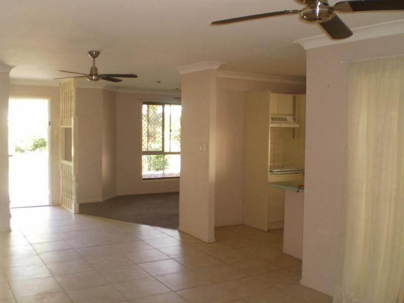 11 Windsong Ct, Hillcrest QLD 4118