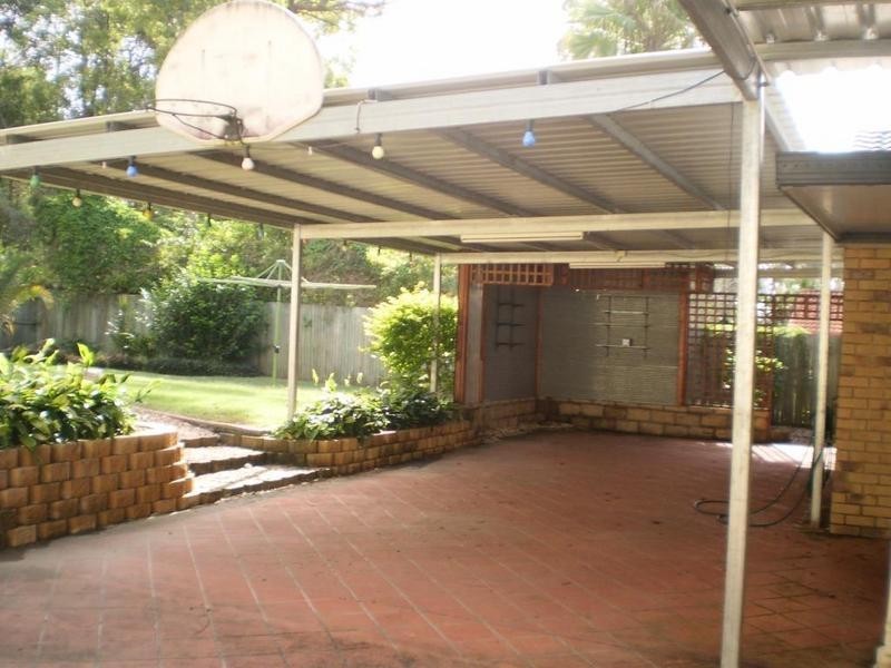 11 Windsong Ct, Hillcrest QLD 4118