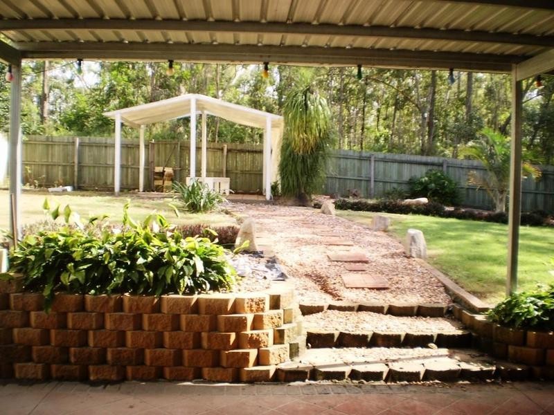 11 Windsong Ct, Hillcrest QLD 4118