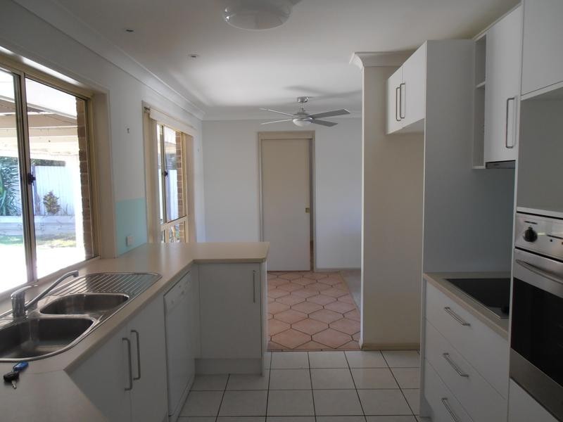 73 Solandra Cct, Regents Park QLD 4118