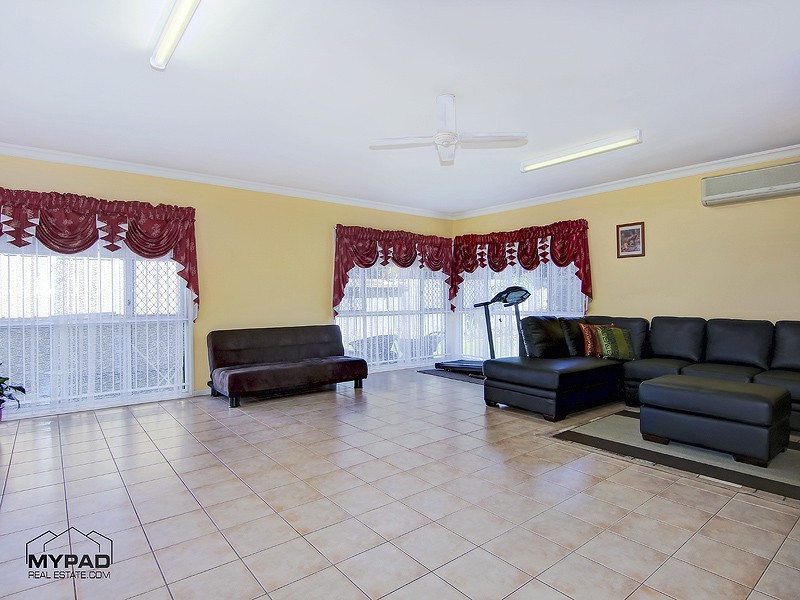 137 Glenfield Street, Parkinson QLD 4115