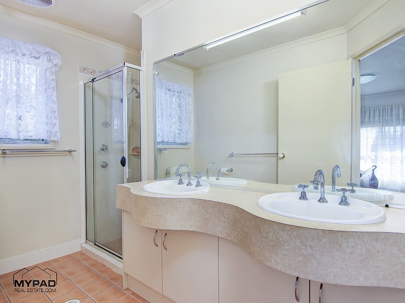 137 Glenfield Street, Parkinson QLD 4115