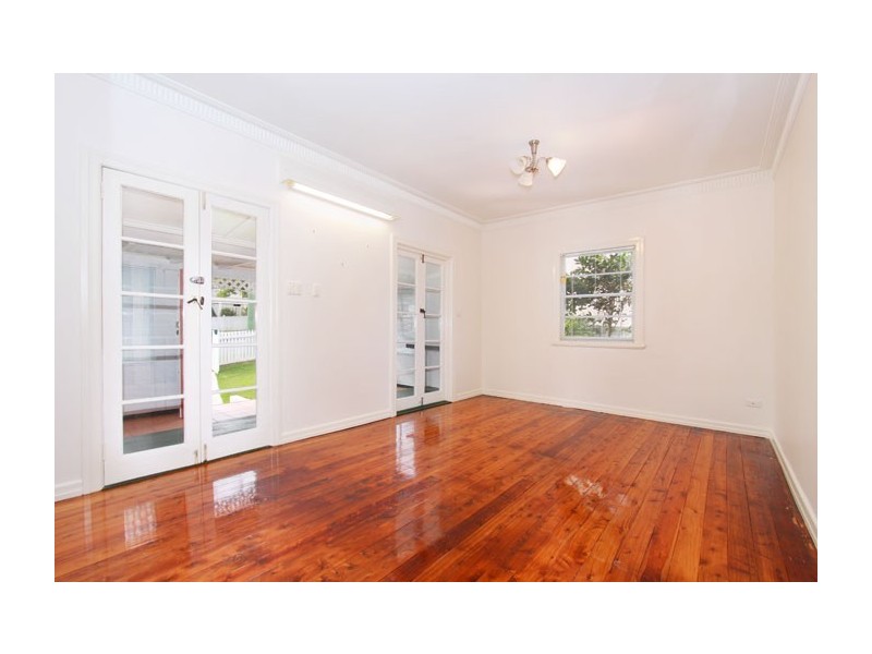 19 Greenmount Ave, Holland Park QLD 4121