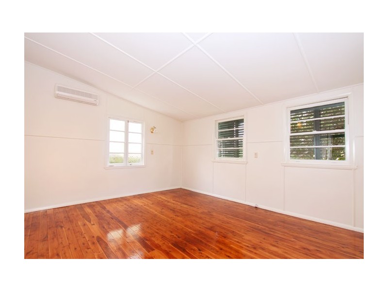 19 Greenmount Ave, Holland Park QLD 4121