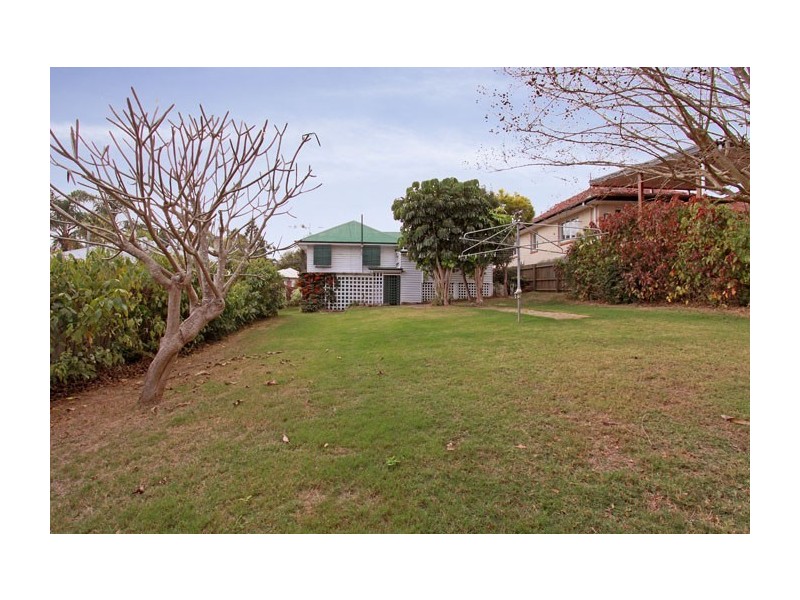 19 Greenmount Ave, Holland Park QLD 4121