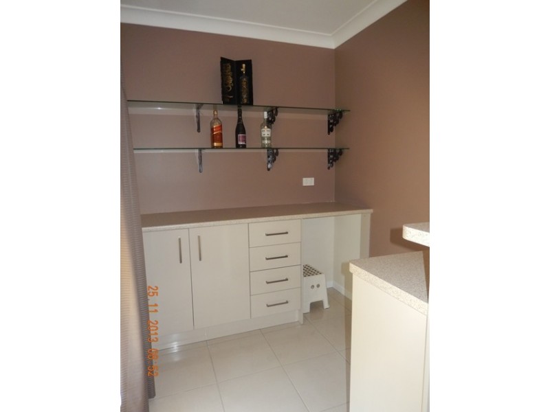 142 Emerald Dr, Regents Park QLD 4118