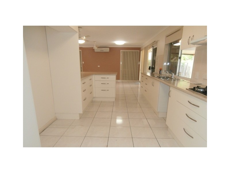 16 Mattes Pl, Meadowbrook QLD 4131