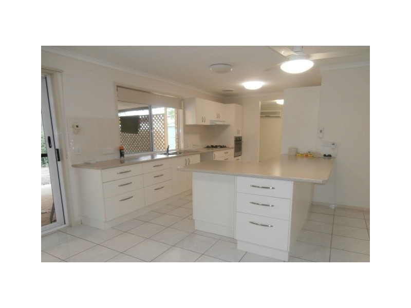 16 Mattes Pl, Meadowbrook QLD 4131