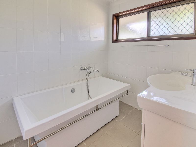 37 Bywater Street, Hillcrest QLD 4118