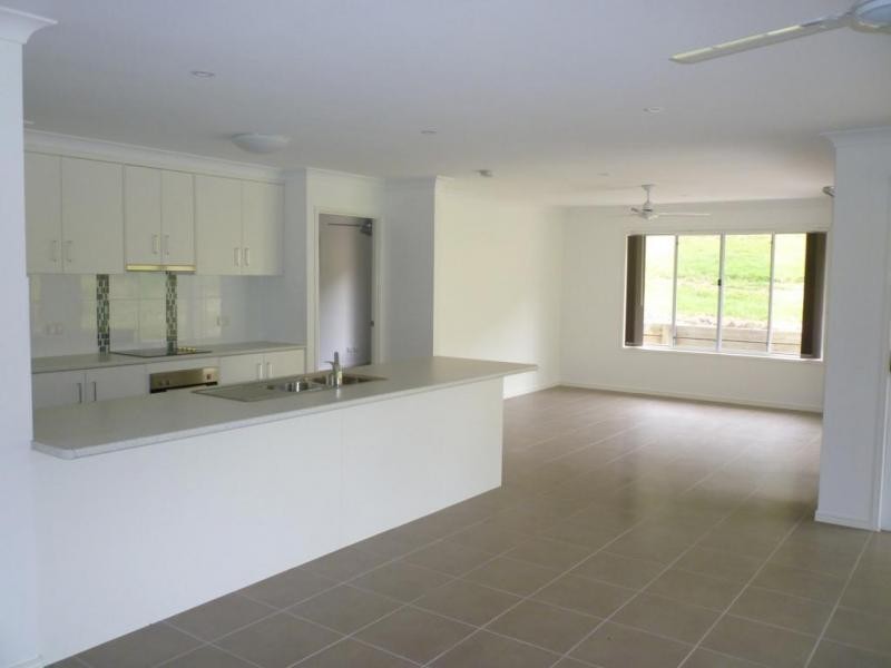 8 Range Drive, Tanah Merah QLD 4128