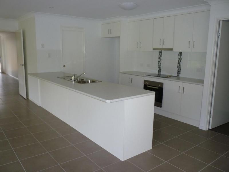 8 Range Drive, Tanah Merah QLD 4128