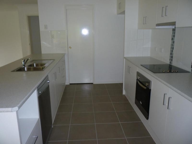 8 Range Drive, Tanah Merah QLD 4128